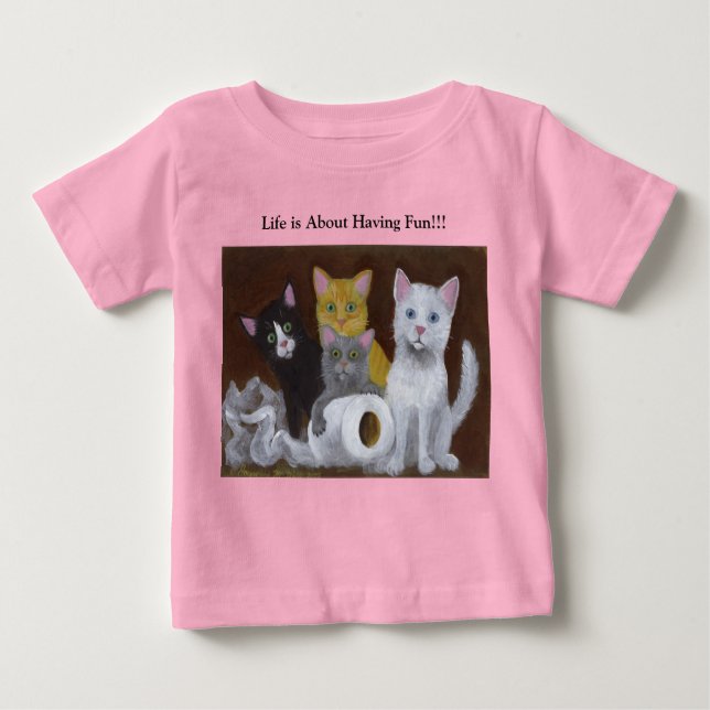 Gatitos divertiéndose con la camiseta del bebé (Anverso)