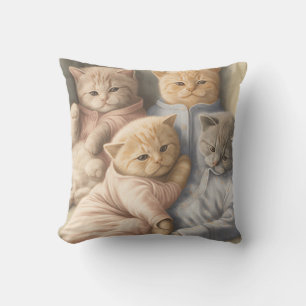 Gatitos en pijamas lanzan almohada