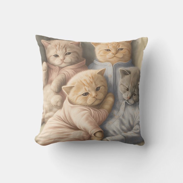 Gatitos en pijamas lanzan almohada (Anverso)