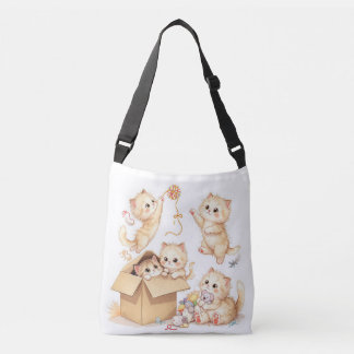 Gatitos juguetones en una bolsa de caja