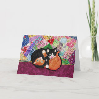 Gatitos que juegan en el edredón -- tarjeta de