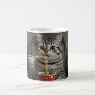 Gato a rayas disfrutando de fideos de la copa
