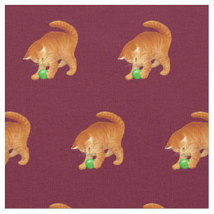 Gato anaranjado del gatito que juega con la tela