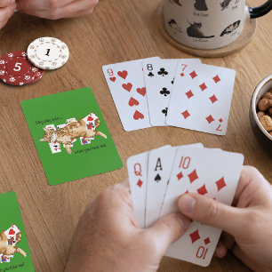 Gato atigrado naranja divertido jugando cartas de