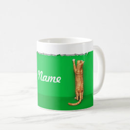 Gato atigrado rojo rompe taza de café de papel