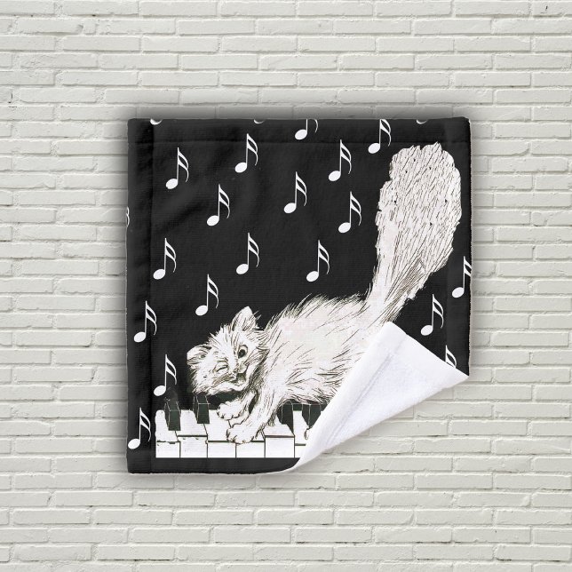 Gato blanco brillante caminando sobre las llaves d (White winking cat walking on piano keys music notes on black bath washcloth.)