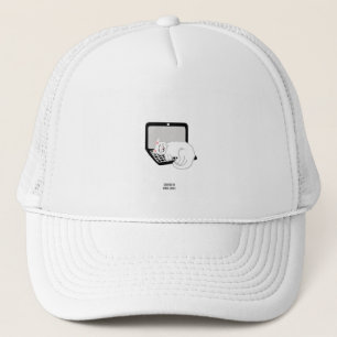 Gato blanco durmiendo en un sombrero para camiones