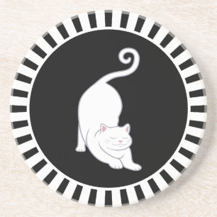 Gato blanco lindo en posavasos blanco y negro