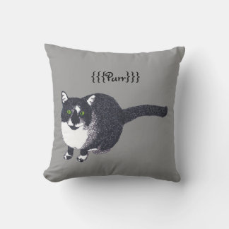 Gato blanco negro lindo en almohadas de púrpura de