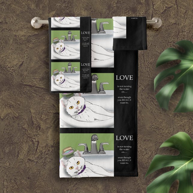 Gato blanco rosado en el baño (Subido por el creador)