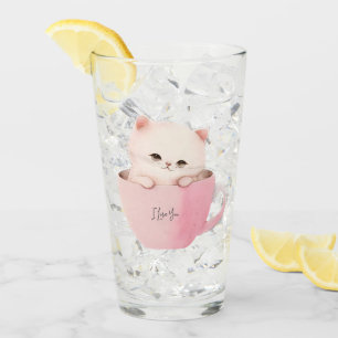 Gato blanco rosado en una taza de té
