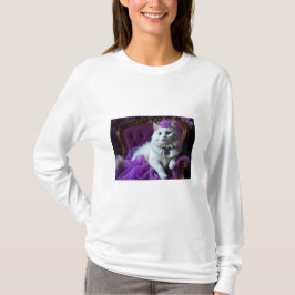 gato blanco sobre una camiseta de sillón morado