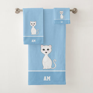 Gato blanco y monograma sobre azul claro