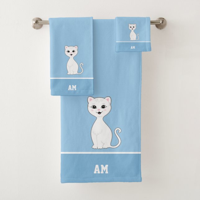 Gato Blanco y Monograma sobre Azul Claro (In situ)