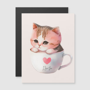 Gato blanco y rosa lindo en una taza de té (2)
