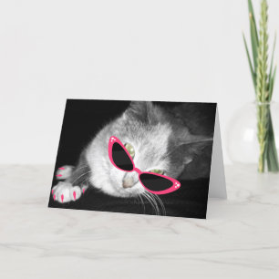 Gato con gafas de sol rosadas y tarjeta de saludo