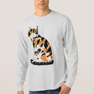 Gato de Calico sentado en la camiseta
