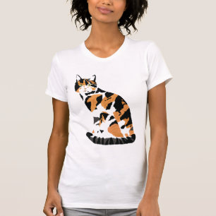 Gato de Calico sentado en la camiseta