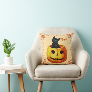 Gato de Halloween en la almohada de calabaza