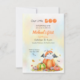 Gato de Halloween lindo en invitación de calabaza