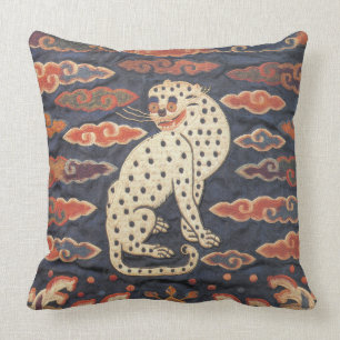 Gato de leopardo chino en almohada de las nubes
