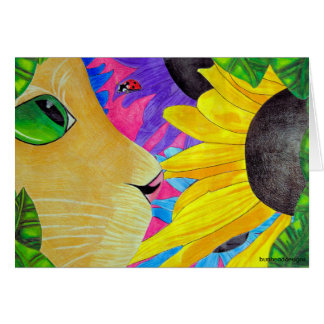 Gato de ojos verdes con la mariquita y la flor