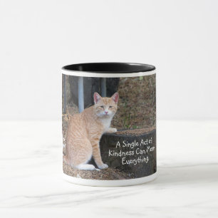 Gato de Tabby anaranjado de la amabilidad taza de