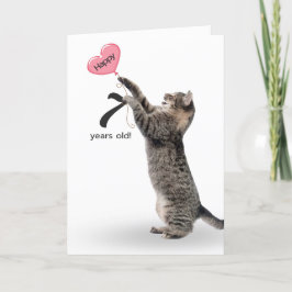 gato de tabby juguetón para la tarjeta de cumpleañ
