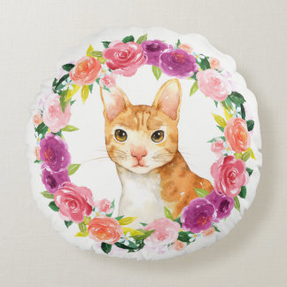 Gato de Tabby naranja con almohada de corona flora