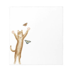 Gato de Tabby que persigue la libreta de las
