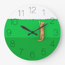 Gato de tabby rojo rompe papel todo el reloj
