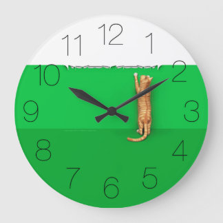 Gato de tabby rojo rompe papel todo el reloj