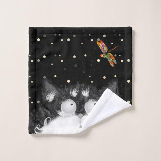 Gato de Tuxedo sorprendido por libélula (Toallita)