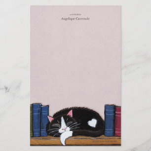 Gato del amor el   del libro en un papel de nota