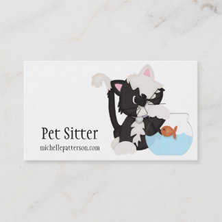 Gato del gatito con las tarjetas de visita del