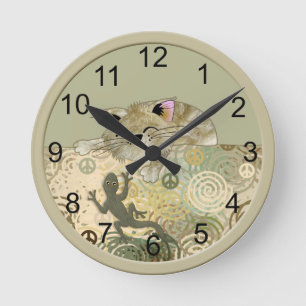 Gato del ☮ y el reloj de pared del lagarto