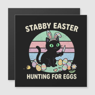 Gato divertido cazando huevos de Pascua