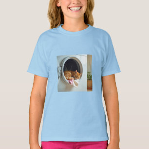 Gato durmiendo en camiseta de lavadora