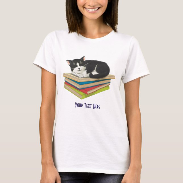 Gato durmiendo en una camisa de libros (Anverso)