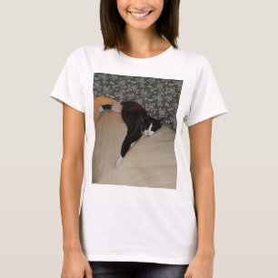 Gato durmiendo encima de la camiseta básica de muj