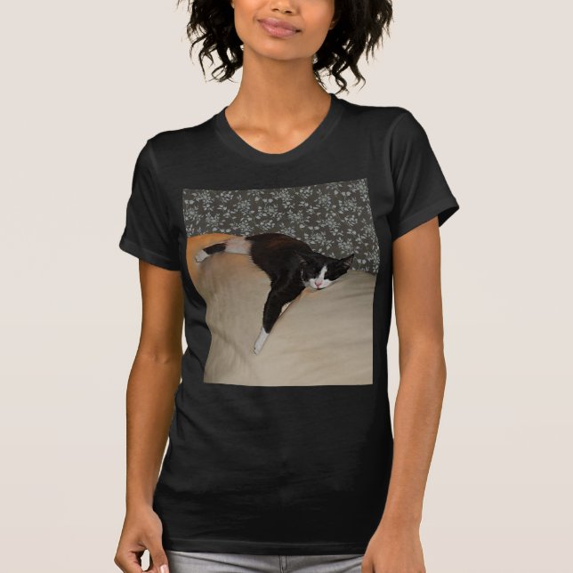 Gato durmiendo encima del sofá mujeres camiseta os (Anverso)