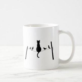 gato entre la taza de las palomas