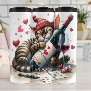 Gato gruñón con botella de vino
