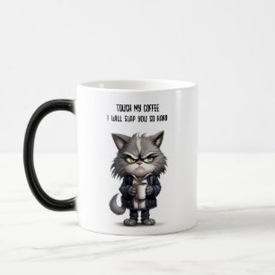 Gato gruñón con taza de café