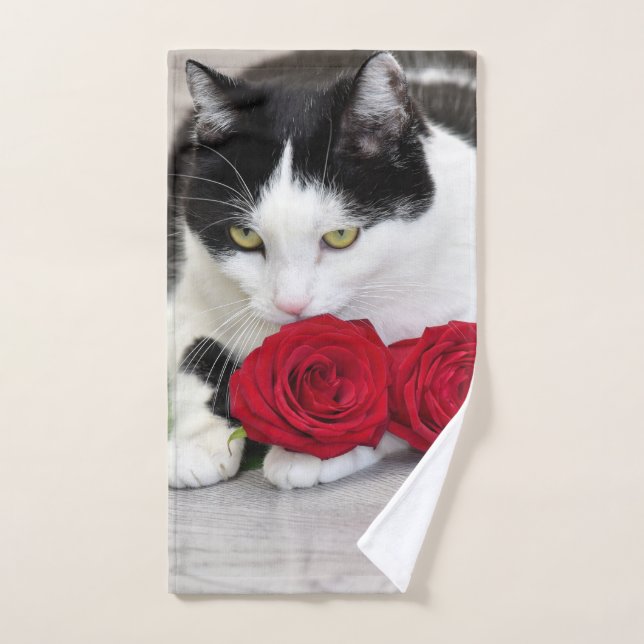 Gato lindo con la rosa roja (Toalla de mano)