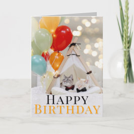 Gato lindo con tarjeta de felicitación de cumpleañ