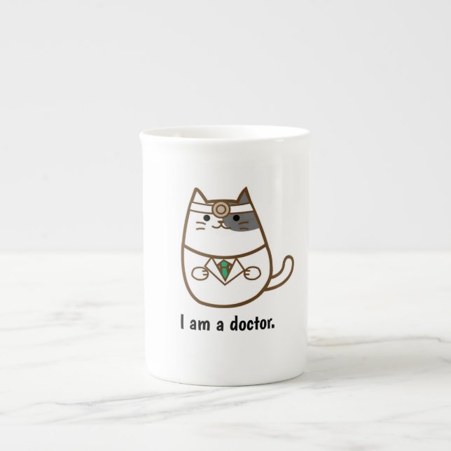 Gato lindo en taza del uniforme del médico (Frente)
