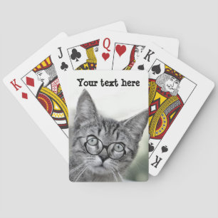 Gato lindo y sorprendido con gafas jugando cartas
