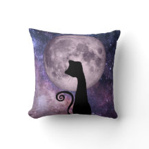 Gato lunar en Cojín decorativo rosa y púrpura