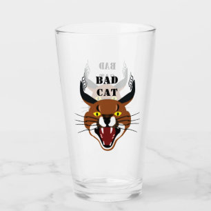 Gato malo caracal en crecimiento